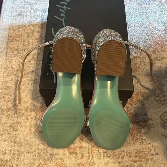 Betsey Johnson Heel, size 9, wedding shoe, never worn. - Picture 3 of 4